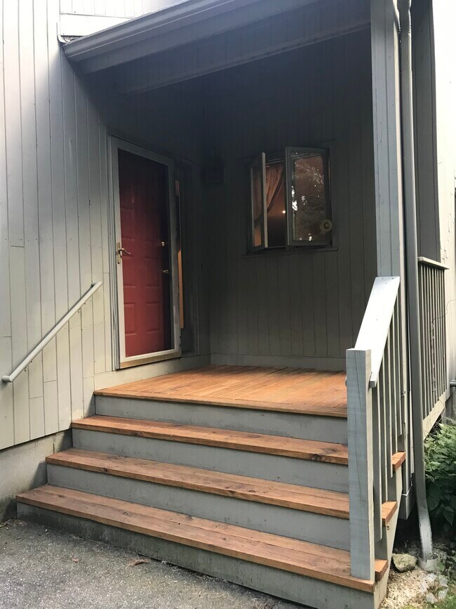 Apartments with Garages in Stratham, NH 1 Rentals