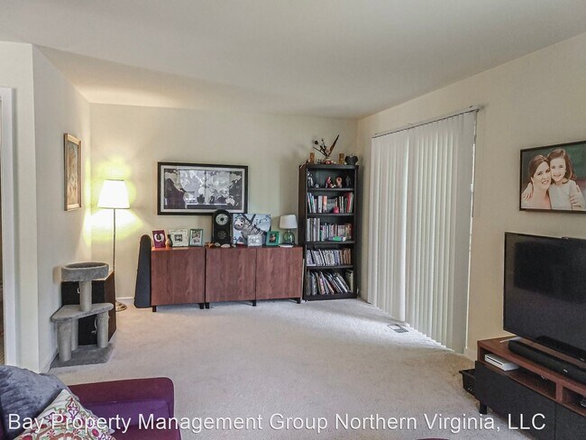 Building Photo - 4 br, 3.5 bath House - 6878 DEER RUN DR