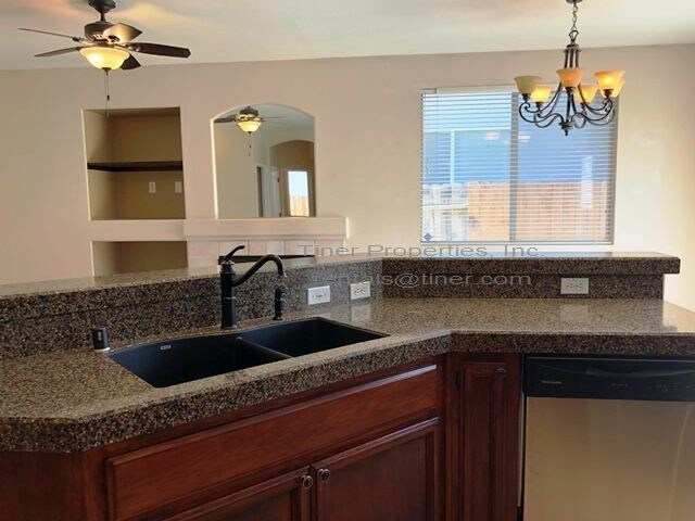 Building Photo - Beautiful Three Bedroom in Sacramento