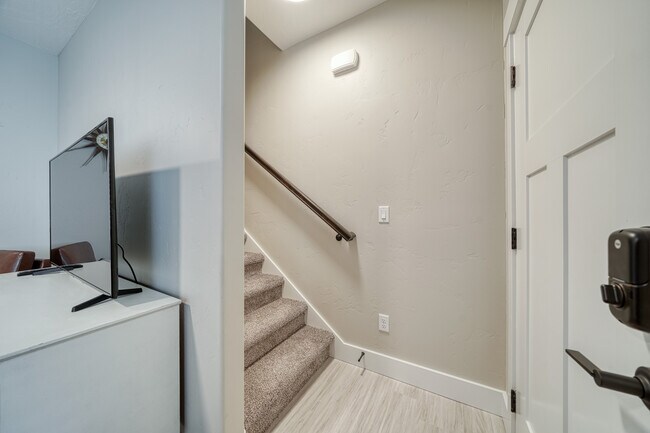 Foto del edificio - Saturn Townhomes