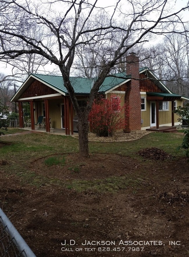 Building Photo - The Little Crooked House