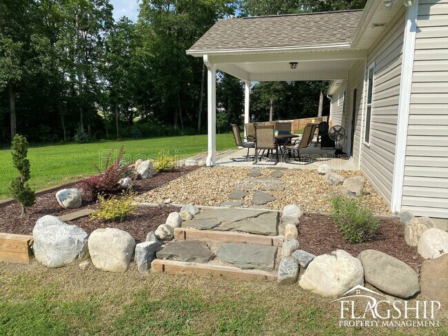 Foto del edificio - 105 Holden Ct