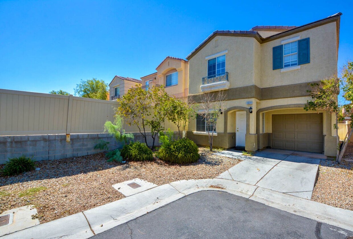 Foto del edificio - Great home with 4 bedrooms, 2.5 baths. New Floors ANd PAint. BEAUTIFUL!! Community has huge park ...