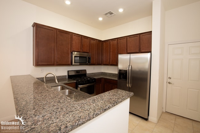 Building Photo - Charming 2Bdm 2Ba Townhome in Centennial H...