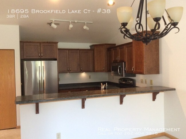 Building Photo - Three Bedroom Brookfield Condo