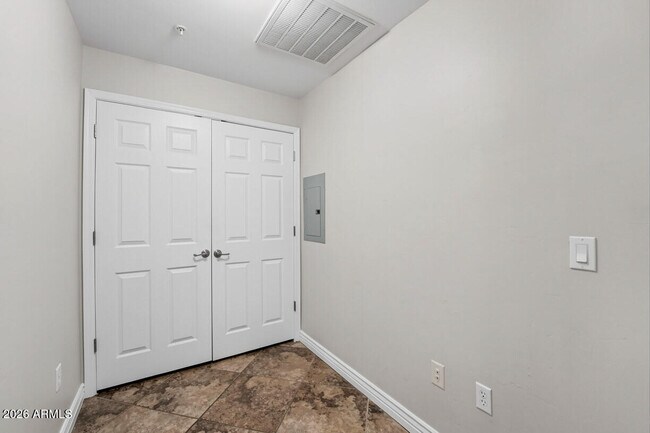 Foto del edificio - 5450 E Deer Valley Dr
