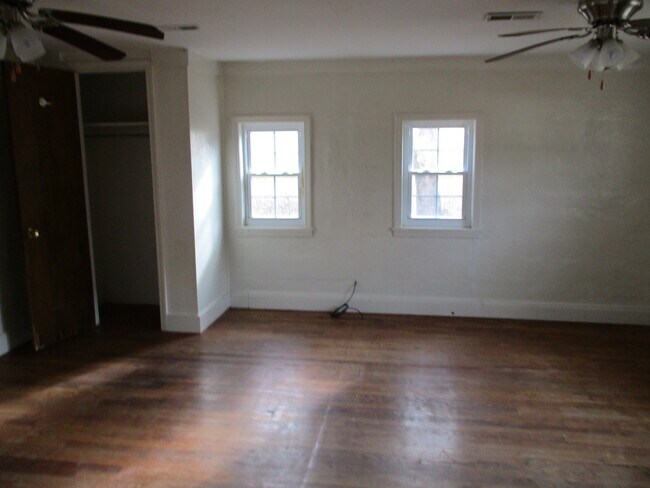 Building Photo - 2 Bedroom Home For Rent Over The River!