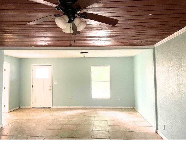 Sala de estar - 128 McCoy Dr
