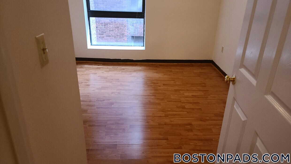 Primary Photo - 81 Essex St