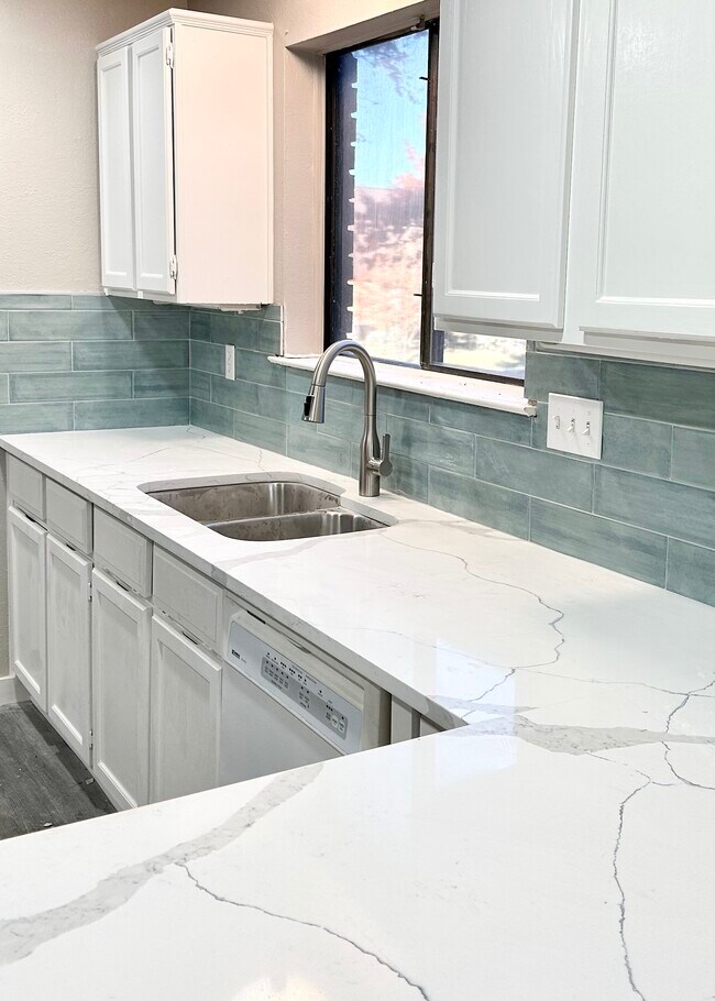 ¡Encimeras de cuarzo - 1542 Glenmore Dr