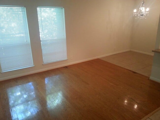 Building Photo - 2710 S 1st St