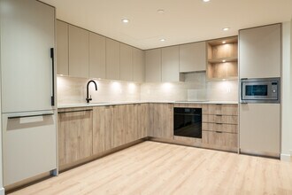 Building Photo - 755 Harbourside Dr