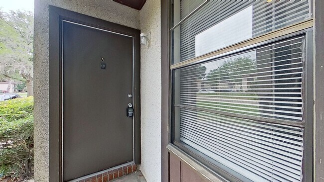 Building Photo - Desirable 2 beds/1.5 bath, first floor uni...