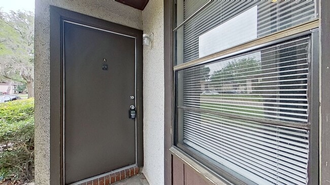 Foto del edificio - Desirable 2 beds/1.5 bath, first floor uni...