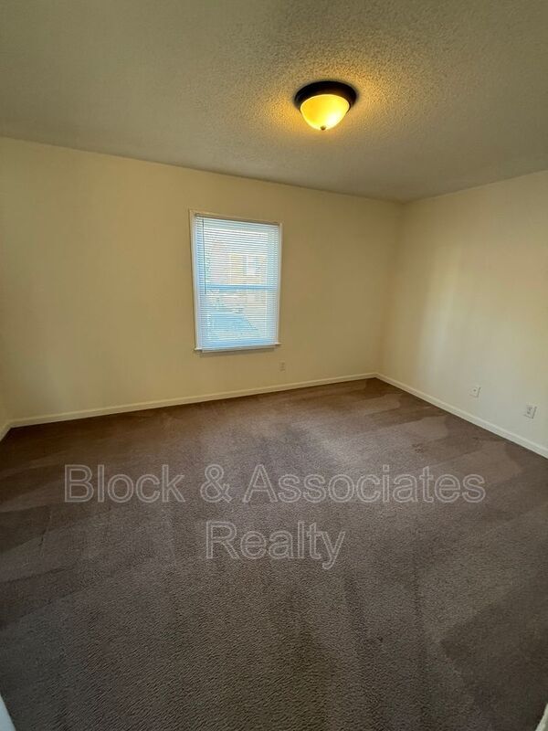 Building Photo - 500 N Church St