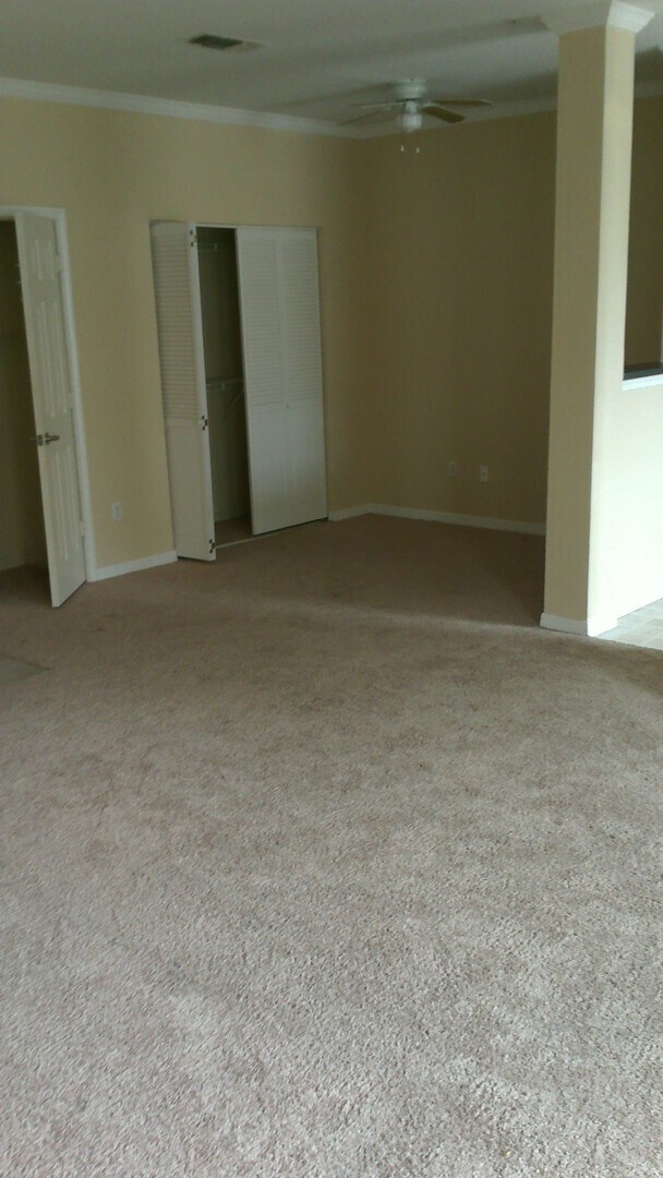 Building Photo - Beautiful large studio unit updated flooring, balcony with a pool view!