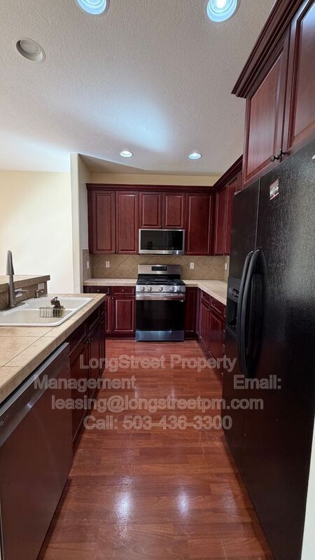 Building Photo - 823 Crouchen St NW