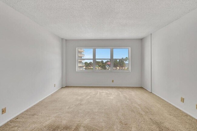 Foto del edificio - 111 N Pompano Beach Blvd