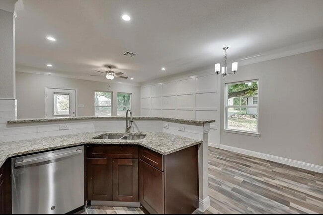 Foto del edificio - Spacious Townhome Near Several Parks
