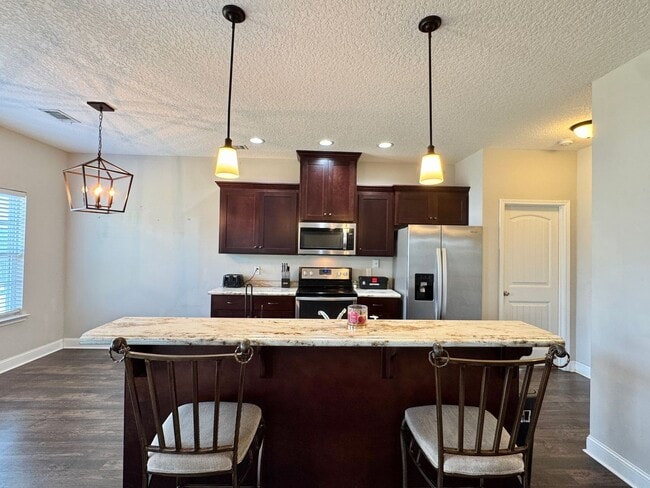 Building Photo - MOVE-IN READY! (Pet Friendly)