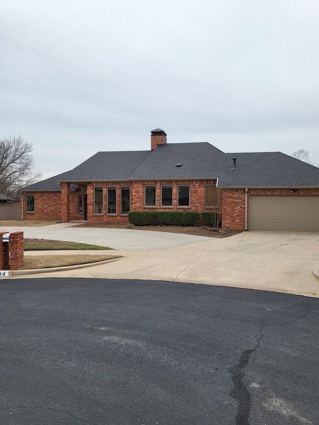 Building Photo - (4) Bed/(3) Bath Custom Home in SW Norman!