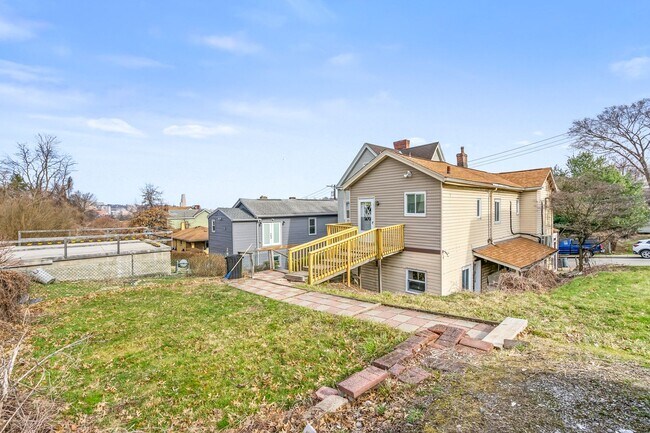 Foto del edificio - Nicely Renovated 1 Bed, 1 Bath Apartment in Greenfield - In-unit Laundry, Quiet Street - Availabl...