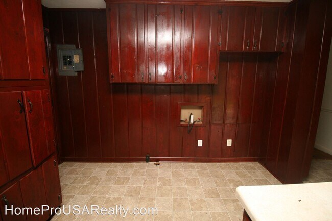 Building Photo - 3 br, 1.5 bath House - Spruce Street 2115