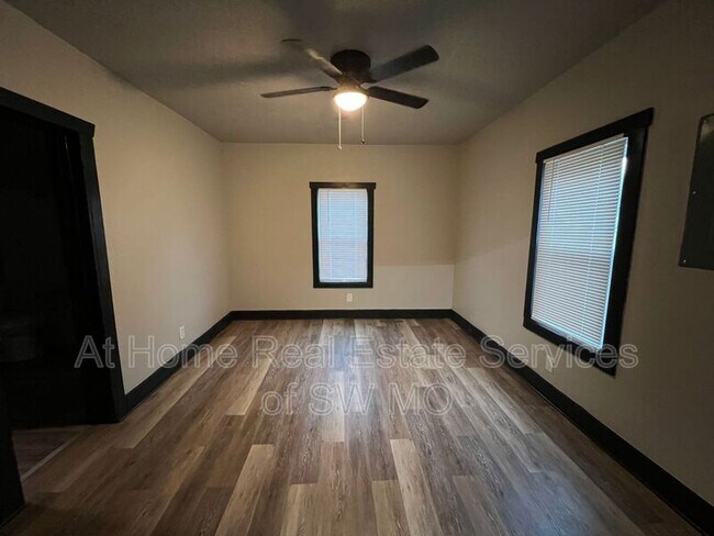 Building Photo - 948 S Nettleton Ave