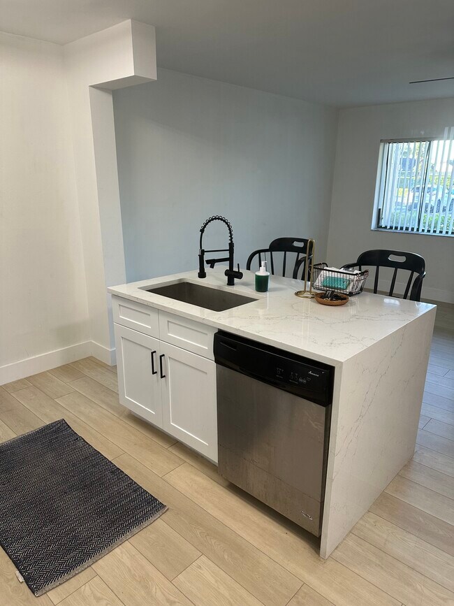 Foto del edificio - 1406 Meadows Circle West