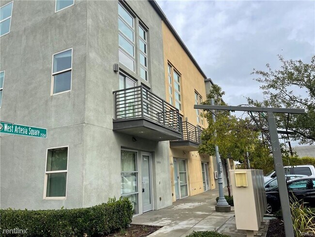 Foto del edificio - 4 br, 2.5 bath Triplex - 1504 W Artesia Sq...
