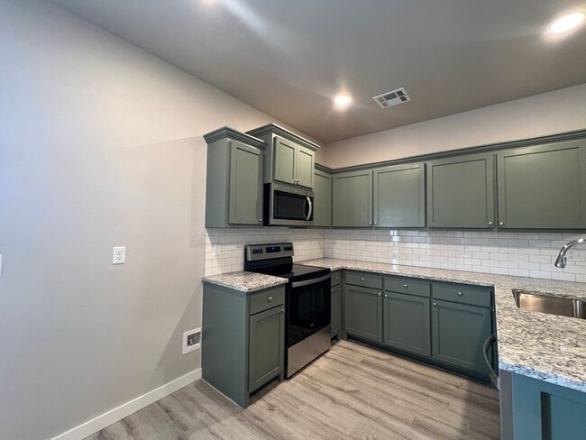 Building Photo - 120 Glenhaven