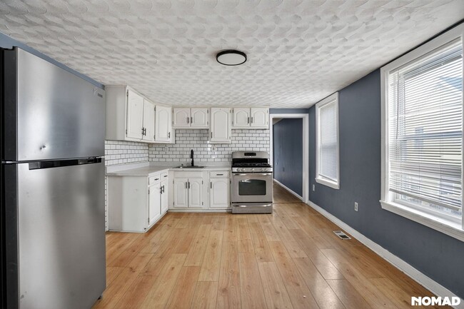 Building Photo - 20 Cady St