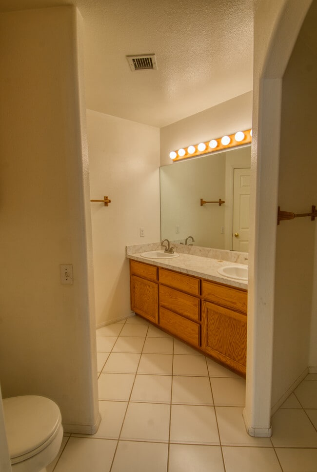 Building Photo - 72548 Sunnyvale Dr