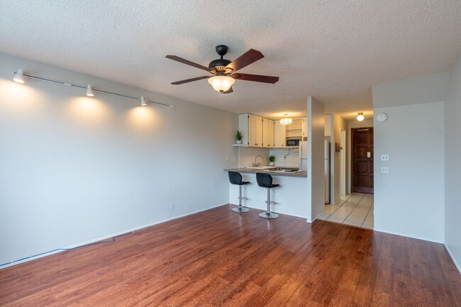 Foto del edificio - 2 bedroom / 1 1/2 bath / 2 parking condo i...