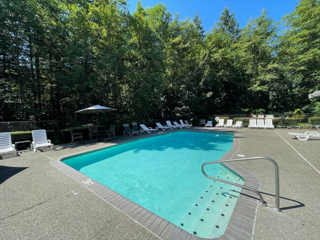 Building Photo - Sammamish - 3 BR, 2 BTH ground floor condo...