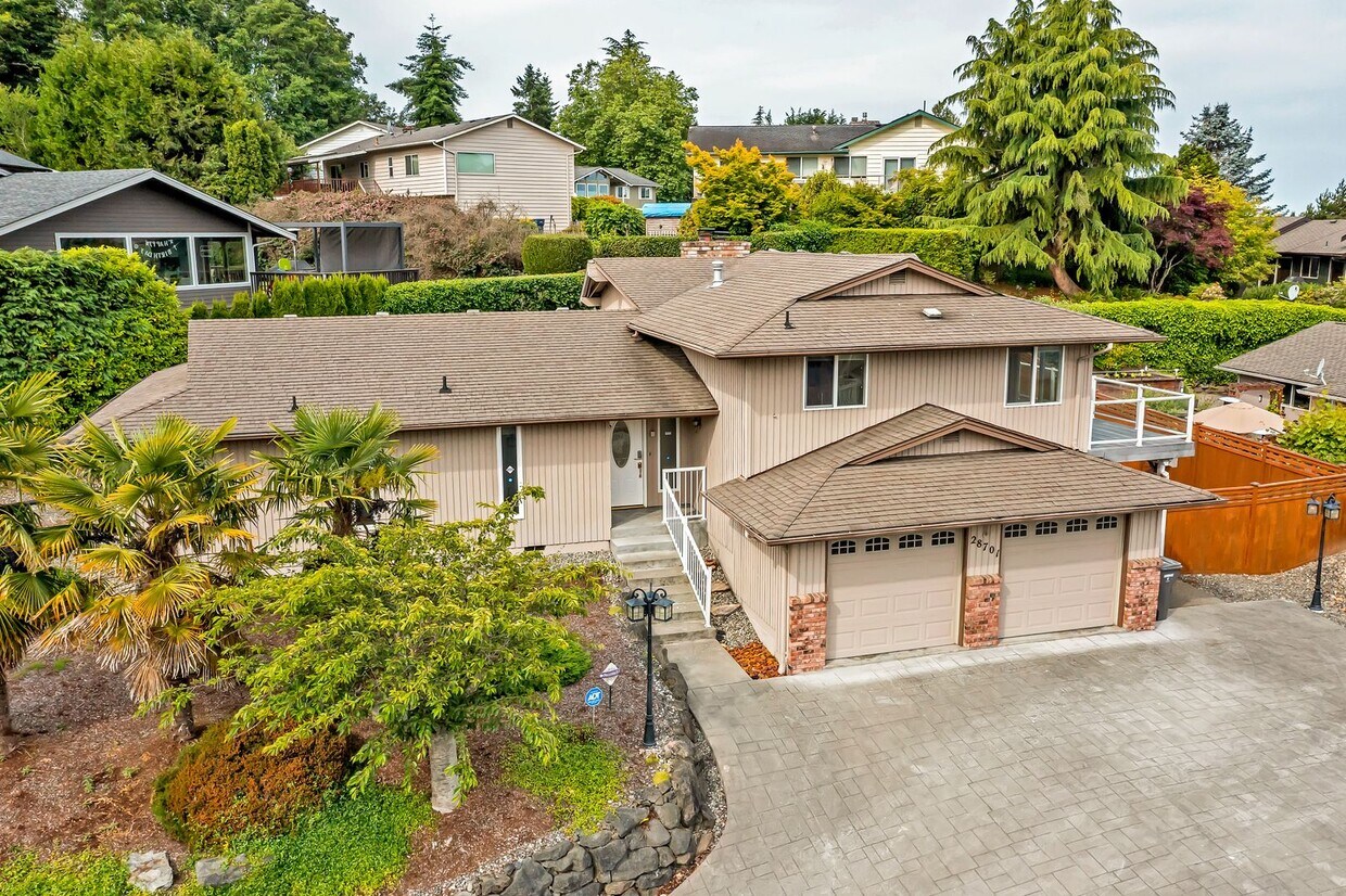 Primary Photo - 4 bedroom home in Federal Way with breatht...
