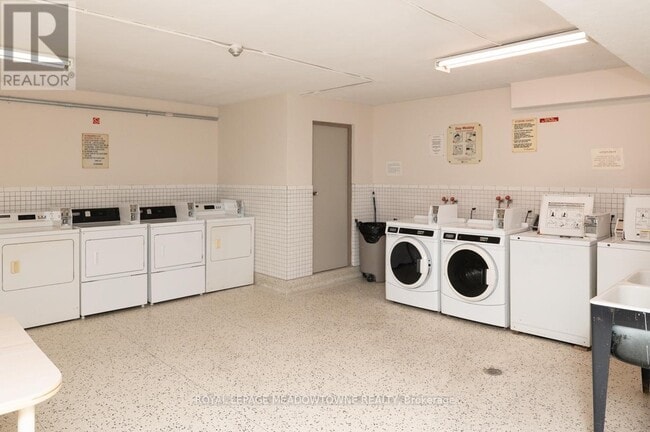 Photo du bâtiment - 1017 Seneca Ave