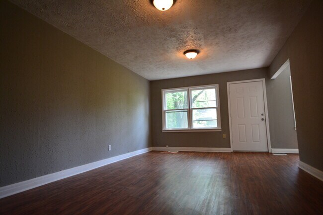 Building Photo - Rent this cute 3 Bedroom 1 Bath Home