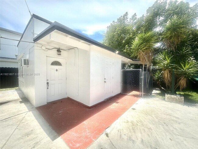 Foto del edificio - 30 NW 32nd Pl