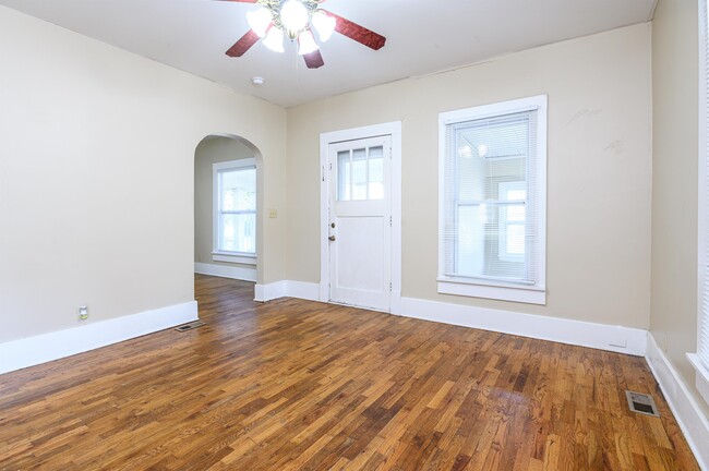 Building Photo - 302 S Poplar St
