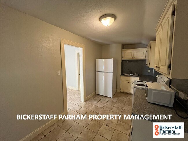 Building Photo - Charming Unit In The Lake Bottom Area Near...