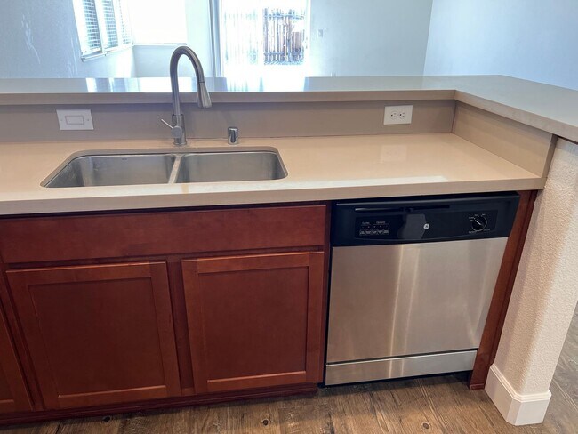 Building Photo - Large 4 bedroom home located in Green Vall...