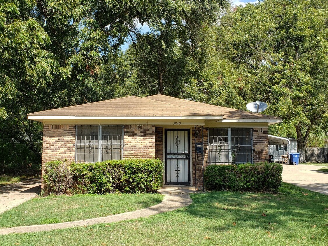 Primary Photo - Nice brick home with gorgeous kitchen