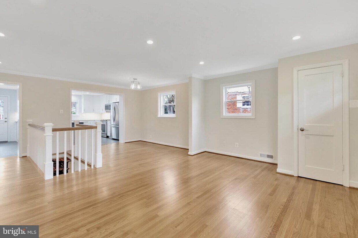 Primary Photo - 403 Rollins St
