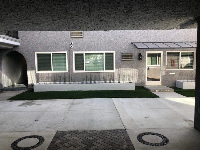 Building Photo - 14630 Saticoy St