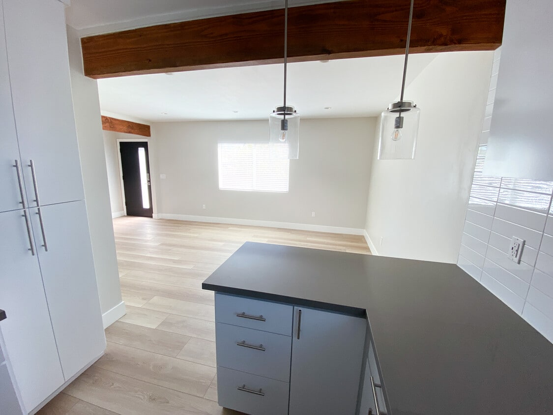 Foto principal - 14859 Chatsworth Dr