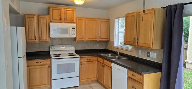 COCINA - 2120 SW 18th Ave