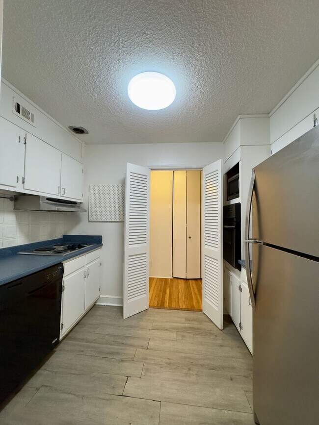 Building Photo - One-Bedroom Mt. Vernon Condo in St. Paul At Chase High Rise