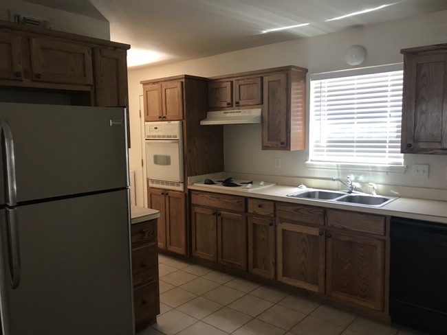 Kitchen - 826 Parkview