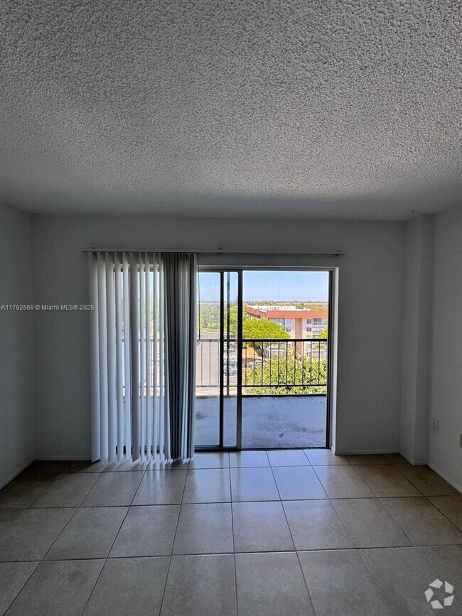 Building Photo - 4174 Inverrary Dr
